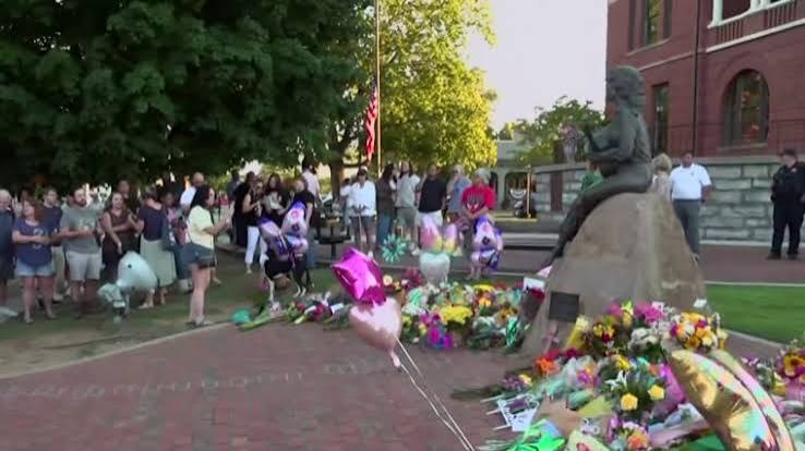 Fans gather in Dolly Parton’s hometown to honour country music icon’s legacy