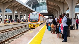 Why you should always stay behind the yellow lines at SGR stations