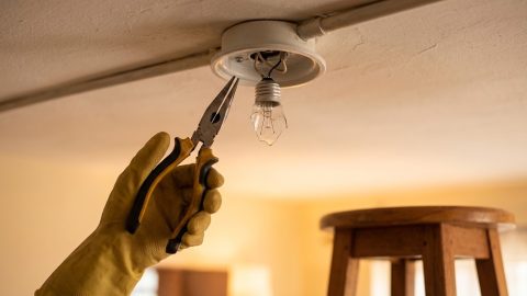 How to safely remove a broken lightbulb from a socket