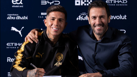 Enzo Fernandez (L) signs his contract to become a Manchester City player on Tuesday, September 1, 2026. PHOTO/https://www.facebook.com/mancity/photos