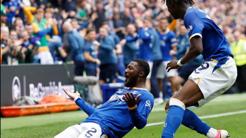 Maitland-Niles screamer on debut rescues draw for Everton against Manchester United