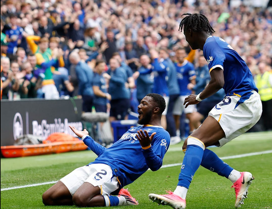 Maitland-Niles screamer on debut rescues draw for Everton against Manchester United
