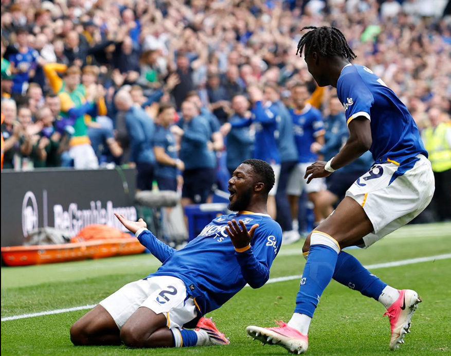 Maitland-Niles screamer on debut rescues draw for Everton against Manchester United