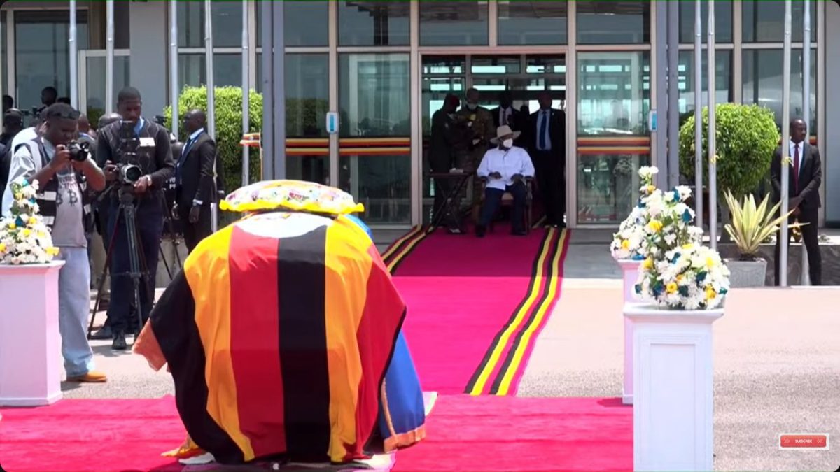 President Yoweri Museveni receives the body of late Tooro King Oyo Nyimba Kabamba Iguru Rukidi IV at Entebbe Airport on Friday, September 4, 2026. The king’s body was flown back to Uganda from the United States on a chartered flight.