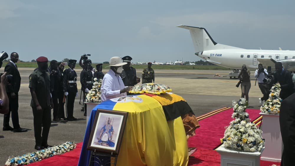 President Yoweri Museveni pays tribute to the body of King Oyo upon its arrival back in Uganda from the United States.