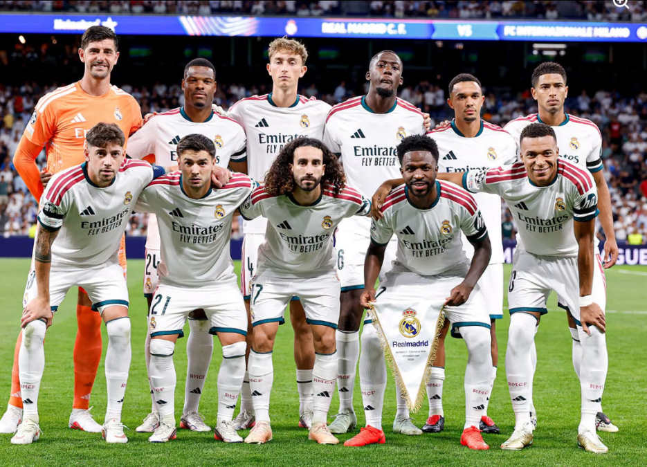 Real Madrid lines up during the UEFA CHampions league tie against FC Porto.