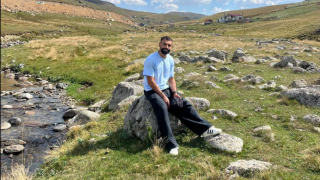 Salah sits on a rock, frenzy fans go crazy and turn it into a tourist site
