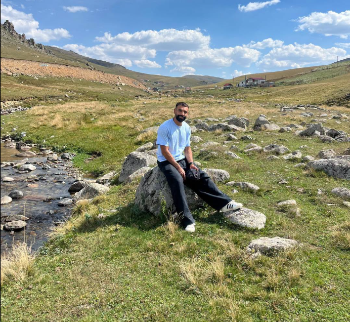 Salah sits on a rock, frenzy fans go crazy and turn it into a tourist site