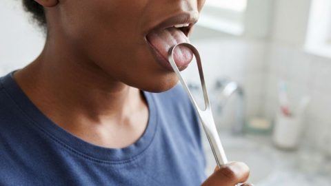 5 things you should know before using a tongue scraper