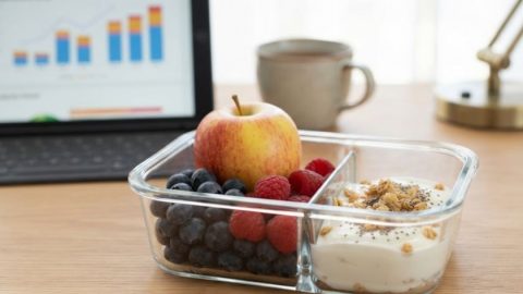 5 healthy snacks to keep at your desk when hunger strikes