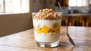 How to prepare a simple, filling yoghurt parfait at home
