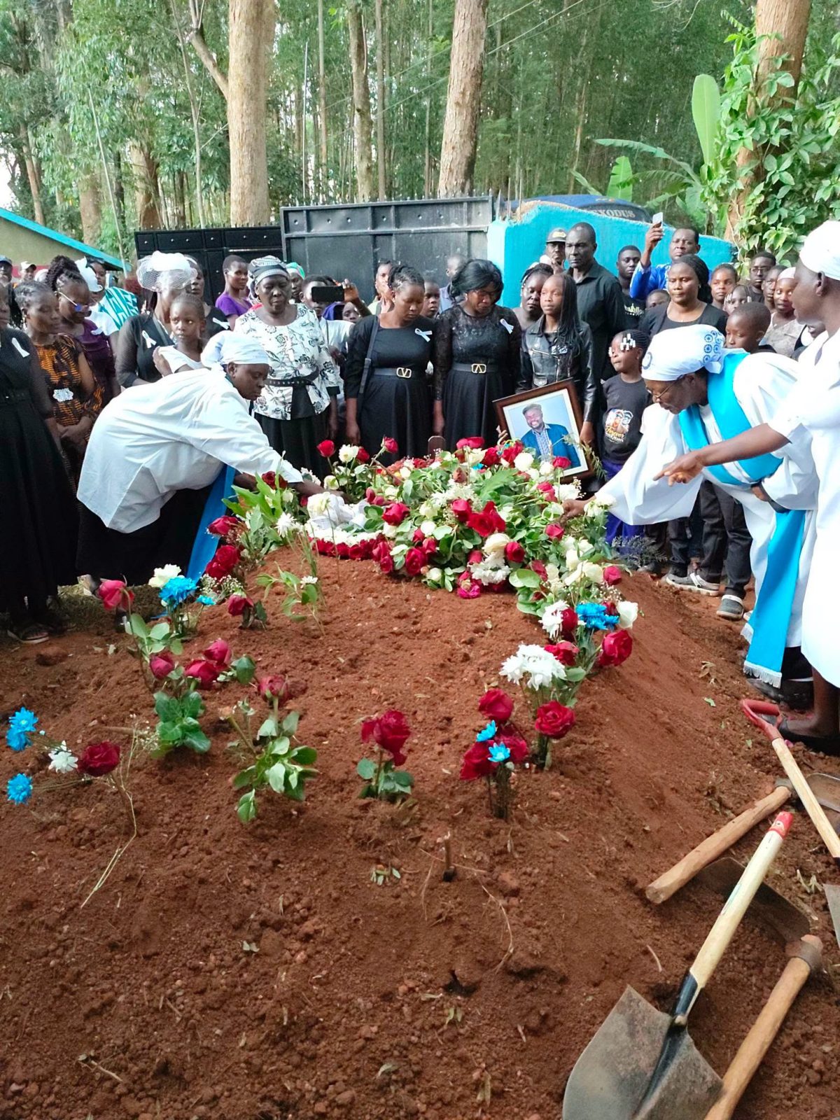 PHOTOS: Inside the emotional burial of late Radio Taifa presenter Edmond Salasya
